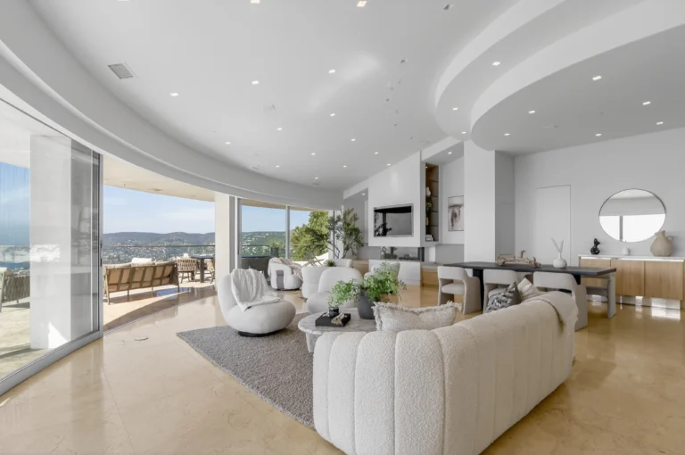 Curved entertaining area with ocean view